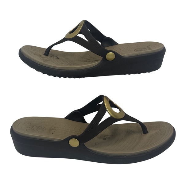 Crocs Sanrah Women's 10 Black Gold Circle Wedge Flip Flop Sandals Comfort - Picture 2 of 6